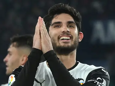 Penyerang Valencia, Goncalo Guedes berselebrasi usai mencetak gol ke gawang Levante pada pertandingan lanjutan La Liga Spanyol di stadion Ciutat de Valencia di Valencia (20/12/2021).  Goncalo Guedes mencetak dua gol dan mengantar Valencia menang atas Levante 4-3. (AFP/Jose Jordan)