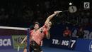  Ganda Campuran Indonesia, Tontowi Ahmad/Liliyana Natsir menahan kok dari Zheng Siwei/Chen Qingchen asal China dalam final BCA Indonesia Open 2017 di Jakarta, Minggu (18/6). Tontowi/Liliyana menang 22-20 21-15. (Liputan6.com/Faizal Fanani)
