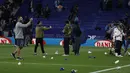 Para suporter berlarian setelah pertandingan La Liga Spanyol antara Espanyol dan Barcelona di stadion RCDE, ​​Senin (15/5/2023) dini hari WIB. (AP Photo/Joan Monfort)
