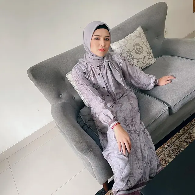 6 Potret Masayu Clara Pakai Gamis, Makin Anggun dengan Baju Lebih Lebar