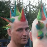 Jangan potong rambutmu jadi begini kalau nggak mau di-blacklist dari pergaulan sehari-hari. (Via: boredpanda.com)