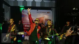Grup Band Nidji saat tampil pada acara peluncuran Andromax E2 dan R2 di X2 Plaza Senayan, Jakarta, (19/2). Kedua ponsel ini dilengkapi dengan teknologi VoLTE. (Liputan6.com/Herman Zakharia)