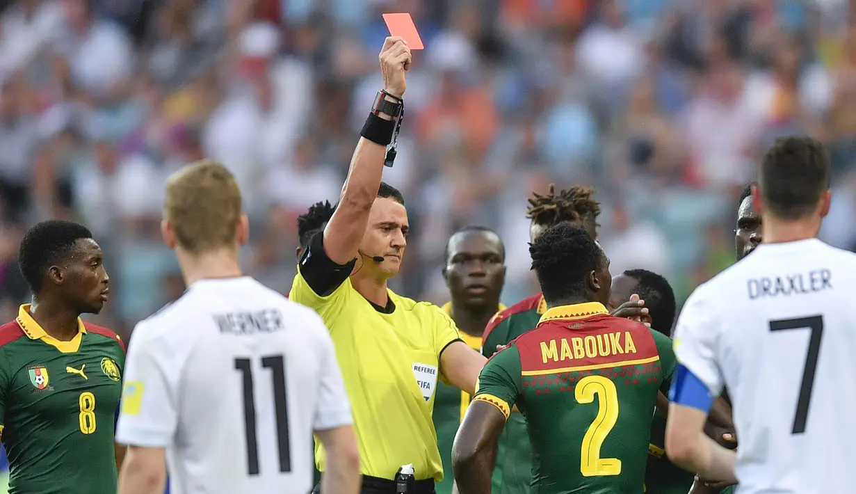 Wasit Wilmar Roldan, mengeluarkan kartu merah untuk bek Kamerun, Ernest Mabouka pada laga Grup B Piala Konfederasi 2017, di Stadion Fisht Olympic, Sochi, Minggu (25/6/2017). Jerman menang 3-1 atas Kamerun. (AP/Martin Meissner)