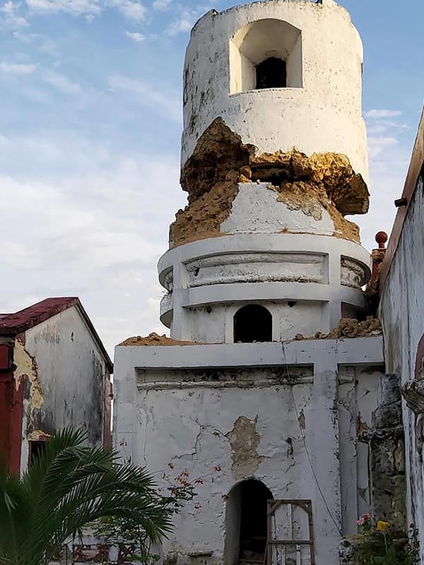 Kerusakan pada Gereja Sta Maria de Mayan setelah gempa kembar berkekuatan magnitudo 5,4 dan 5,9 di Itbayat on Pulau Batanes, Filipina (27/7/2019). Delapan orang tewas dan belasan lainnya cedera akibat gempa kembar tersebut. (AFP Photo/Dominic De Sagon Asa)