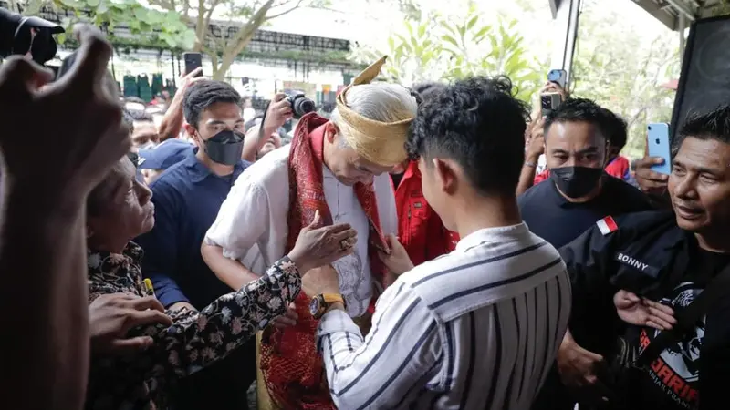 Silaturahmi ke Sumut, Ganjar Disambut Ribuan Orang dan Dipakaikan Kain khas Melayu - Pemilu Liputan6.com