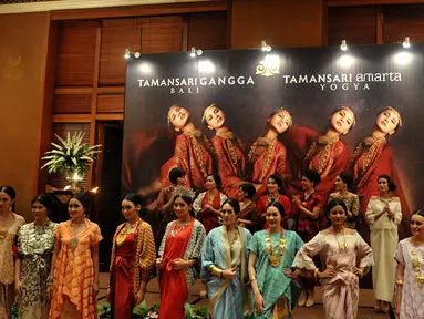 Sepuluh finalis Putri Indonesia 2015 memakai pakaian rancangan Yani Soemali dan perhiasan Manjusha saat fashion show Simphony Indonesia di Jakarta, Rabu (13/5). (Liputan6.com/Johan Tallo)
