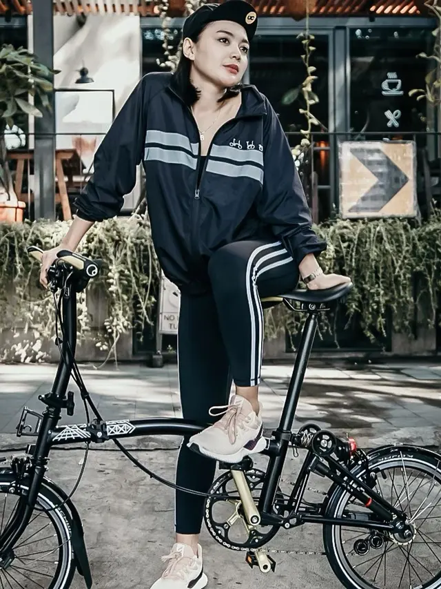 7 Gaya Wika Salim Saat Gowes Ini Curi Perhatian