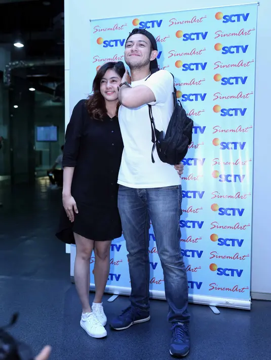 Begitu juga saat Rifky sibuk syuting. Buah hatinya dijaga oleh kekasihnya. Saat mantan suami Rizty Tagor itu lama di lokasi syuting, sang anak dan kekasih yang langsung nyamper ke lokasi syuting. (Nurwahyunan/Bintang.com)