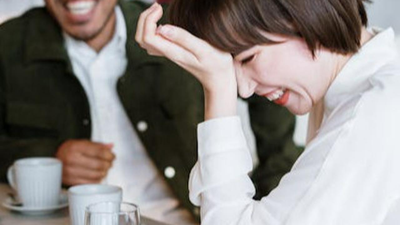 7 Cara Cerdas untuk Terhubung dengan Pria Mana Pun Hanya dengan Kata-Kata Anda
