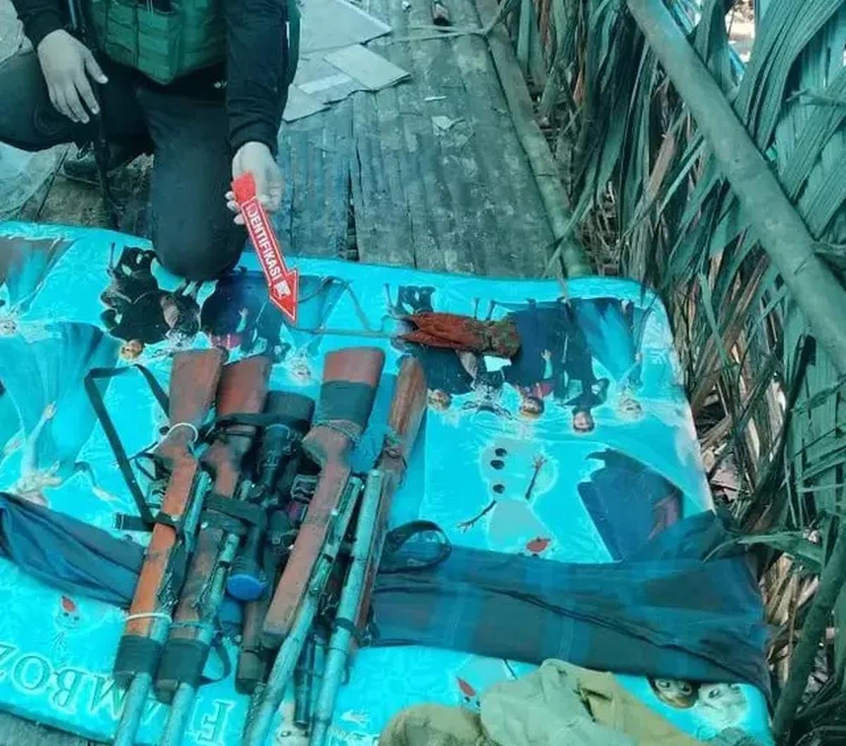 Aparat gabungan dari TNI Polri melakukan penggerebekan markas KKB di Yahukimo Papua.

2 Anggota KKB tewas dan 1 Brimob terluka. Penggerebekan berdasar informasi dari pentolan KKB.