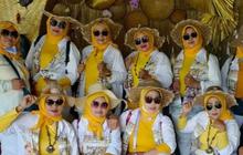 Selalu Tampil Kompak dengan Warna Mentereng, Outfit Kelompok Ibu-Ibu Ini Curi Perhatian