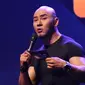 Presenter Deddy Corbuzier saat jadi pembicara di  XYZ DAY 2018  di The Hall Senayan City, Jakarta, Rabu (25/4). XYZ Day merupakan ajang perkenalan KapanLagi Youniverse. (Liputan6.com/Herman Zakharia)