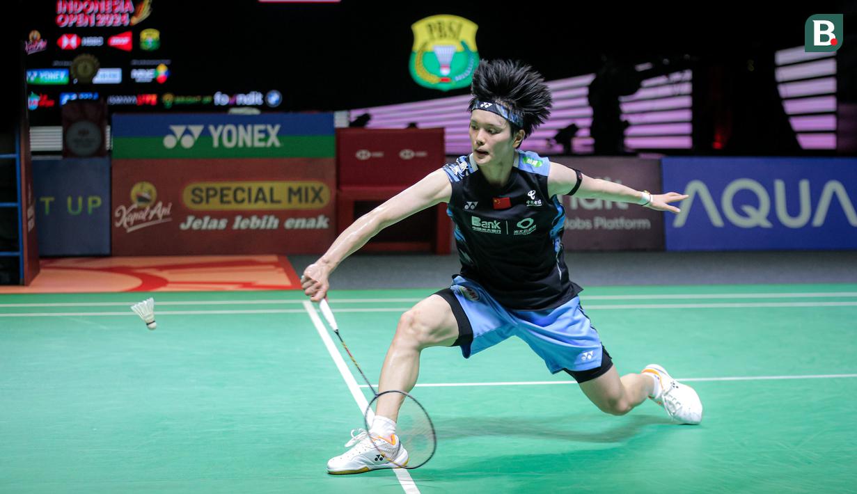 Pebulu tangkis tunggal putri China, Wang Zhi Yi berusaha mengembalikan kok ke arah pebulu tangkis Korea Selatan, An Se Young pada babak semifinal Indonesia Open 2024 di Istora Senayan, Jakarta, Sabtu (08/06/2024). (Bola.com/Bagaskara Lazuardi)