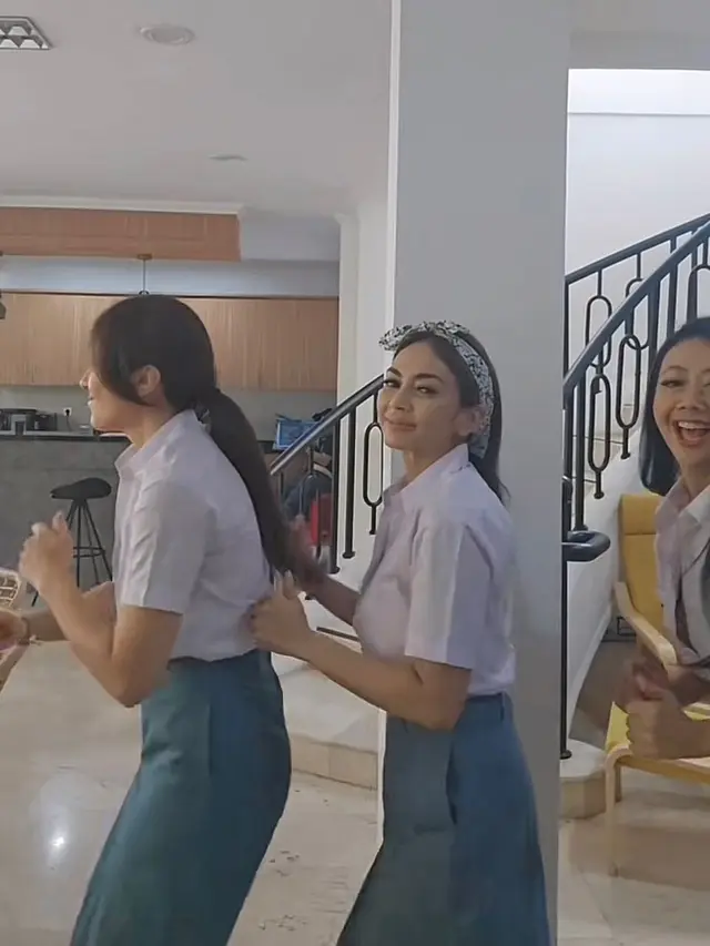 Wulan Guritno, Masayu Anastasia, dan Asri Welas Tampil Muda dengan Seragam SMA (TikTok/@wulanguritno81)
