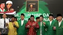 Sekjen Partai Golkar Idrus Marham dan Sekjen PDIP Hasto Kristiyanto berpose bersama petinggi PPP saat menghadiri pembukaan Rapat Koordinasi Nasional PPP di Jakarta, Jumat (31/3). (Liputan6.com/Herman Zakharia)