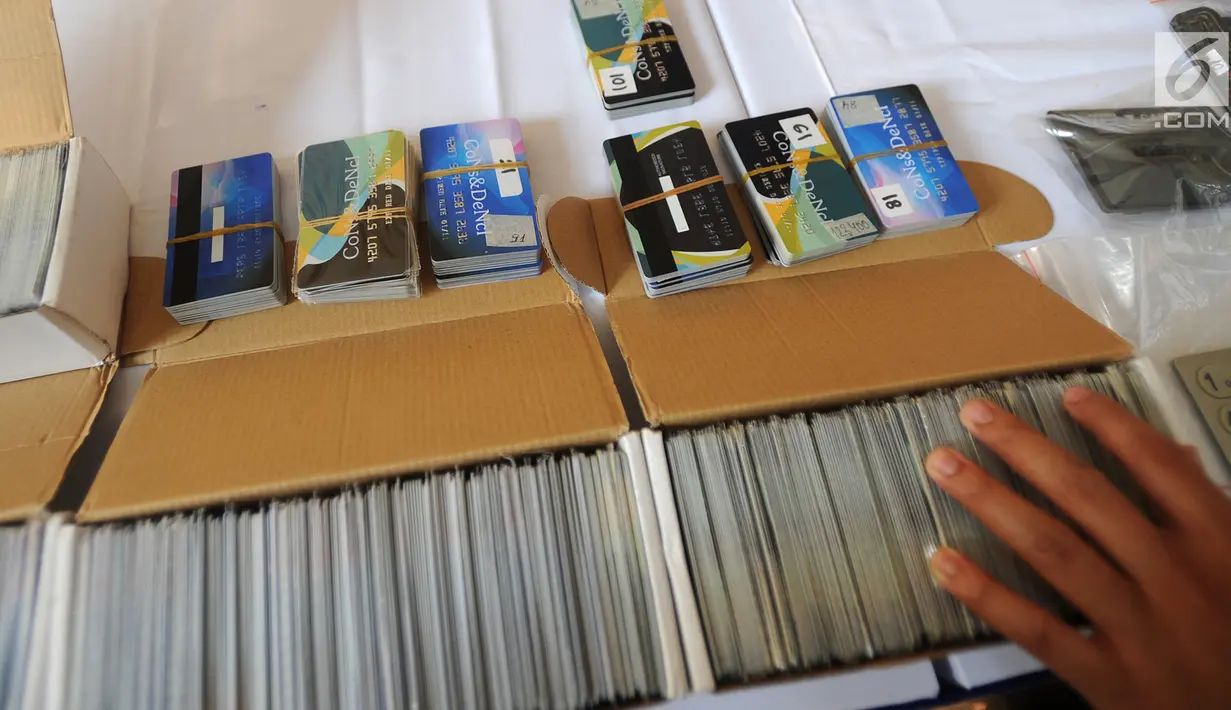 Barang bukti dari pelaku skimming WNA asal Bulgaria di RS Polri R Said Sukanto, Jakarta Timur, Kamis (5/4). Polisi terpakasa menembak mati pelaku karena melawan. (Merdeka.com/Arie Basuki)