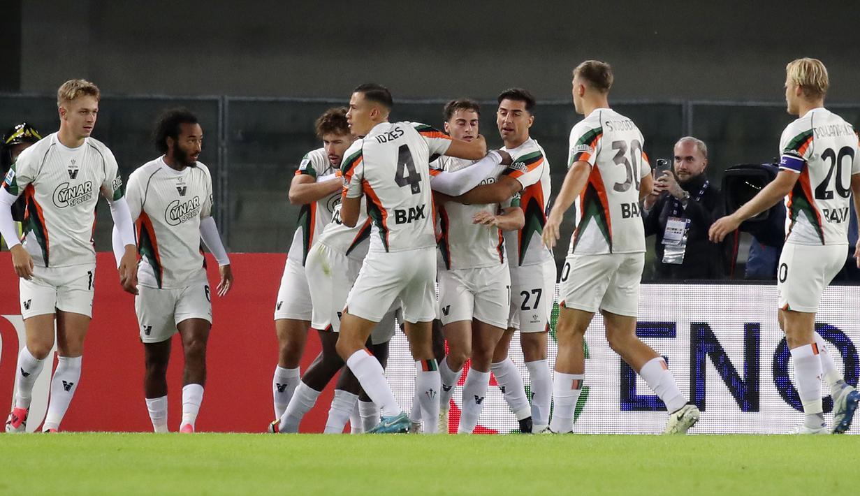 Jay Idzes (4) dan pemain Venezia merayakan gol yang dicetak oleh Gaetano Oristanio pada laga lanjutan Liga Italia 2024/2025 melawan Hellas Verona di Marcantonio Bentegodi Stadium, Italia, Sabtu (05/10/2024) WIB. (AP Photo/LaPresse/Paola Garbuio)