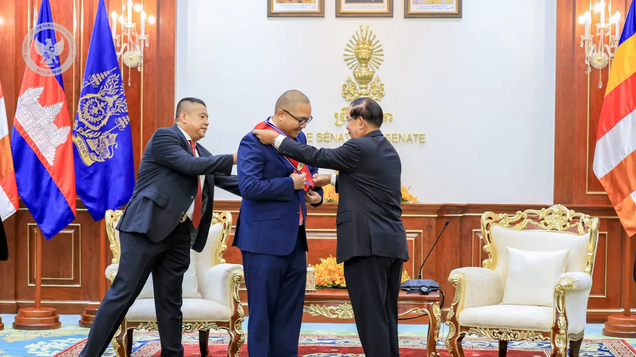 Duta Besar Republik Indonesia untuk Kamboja Santo Darmosumarto diberikan medali penghargaan The Order of Sahametrei: Maha Maha Sereyvath oleh Presiden Senat Kamboja Hun Sen di Phnom Penh, Senin (26/1/2026).