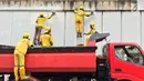Pasukan Kuning mengecat dinding Underpass Kebayoran Baru, Jakarta Selatan, Kamis (1/2). Pengecatan dilakukan sebagai bentuk perawatan. (Liputan6.com/Immanuel Antonius)
