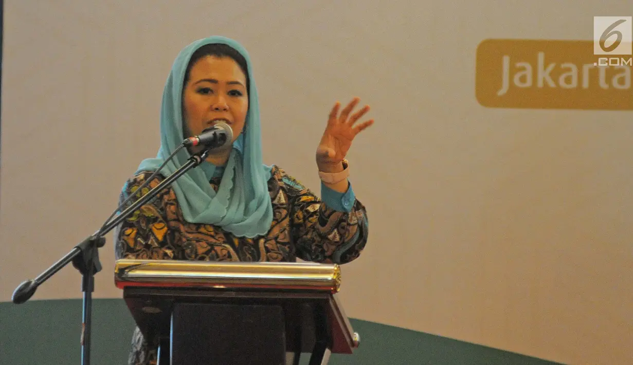 Direktur Wahid Foundation, Yenny Wahid memberi pemaparan saat diskusi panel di peluncuran survei nasional potensi toleransi sosial keagamaan di kalangan perempuan muslim Indonesia, Jakarta, Senin (29/1). (Liputan6.com/Herman Zakharia)