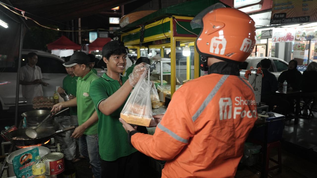 Mitra Pengemudi ShopeeFood mengambil pesanan di Nasi Kebuli Apjay