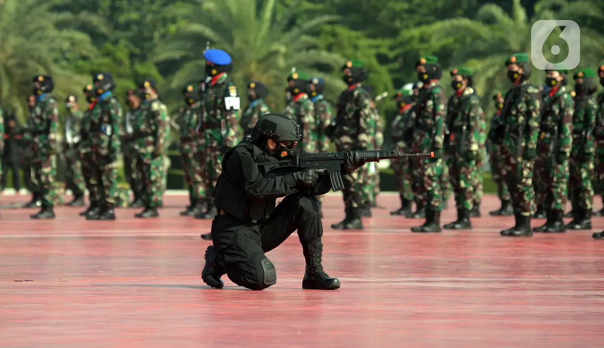 Prajurit wanita TNI saat apel bersama dalam rangka peringatan Hari Kartini 2021 di Mabes TNI, Cilangkap, Jakarta Timur, Rabu (21/4/2021). Sebanyak 240 prajurit wanita TNI dan 25 perwakilan dari PNS wanita mengikuti apel bersama ini. (merdeka.com/Imam Buhori)