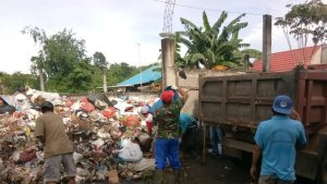 Gubernur Sulut Olly Dondokambey mengerahkan 50 truk untuk mengangkut sampah dari berbagai kawasan di Manado, Jumat (5/2/2021).