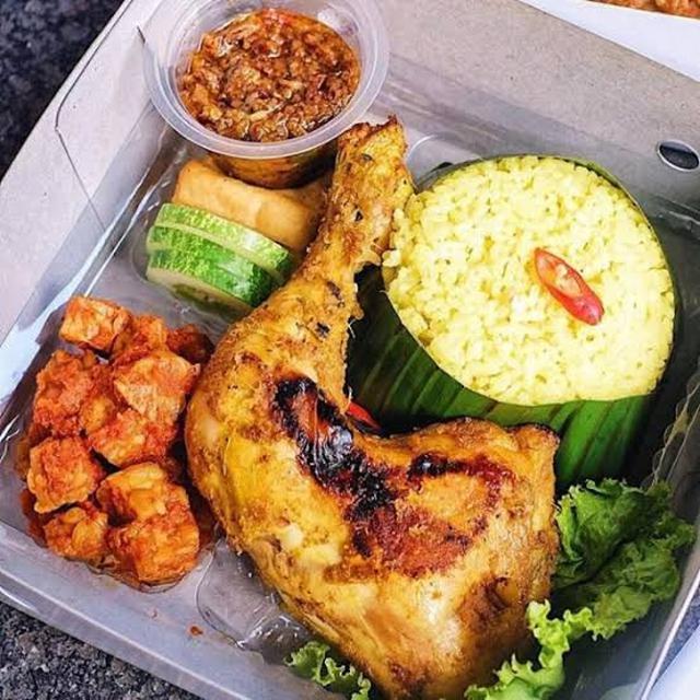 9. Ayam Bakar Ori: Ayam Bakar Autentik dan Legit di Sawahan