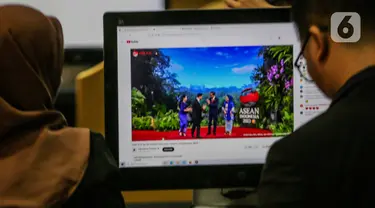 Awak media menggunakan komputer yang disediakan di ruang Media Center KTT ke-43 ASEAN, Jakarta Convention Center (JCC) Senayan, Jakarta, Selasa (5/9/2023). (Liputan6.com/Faizal Fanani)