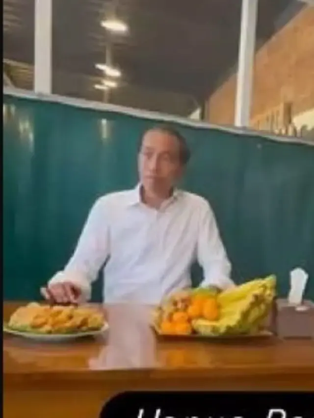 JJokowi Makan Siang Bareng Master Limbad di Solo, Cara Komunikasinya Bikin Penasaran. foto: (dok.Instagram @limbadindonesia/https://www.instagram.com/p/DCWEwY7S6td/Henry)