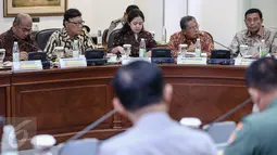 Sejumlah Menteri Kabinet Kerja terlihat menghadiri rapat kabinet terbatas di Kantor Kepresidenan, Jakarta, Jumat (12/8). Rapat yang dipimpin Presiden Jokowi itu membahas pencegahan dan penanganan kebakaran hutan dan lahan. (Liputan6.com/Faizal Fanani)