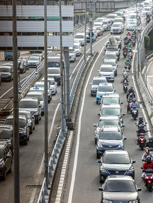 Suasana lalu lintas di Tol Dalam Kota dan Jalan Gatot Subroto, Jakarta, yang macet pada Selasa (19/5/2020). Meski masa pembatasan sosial berskala besar (PSBB) masih berlangsung, kemacetan lalu lintas masih terjadi di Ibu Kota. (Liputan6.com/Faizal Fanani)