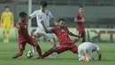 Pemain Timnas Indonesia, Nelson Alom (2kanan) dan Hargianto berebut bola dengan pemain Korea Selatan U-23 pada laga uji coba di Stadion Pakansari, Bogor, (23/6/2018).  Indonesia U-23 kalah 1-2 dari Korea U-23. (Bola.com/Nick Hanoatubun)