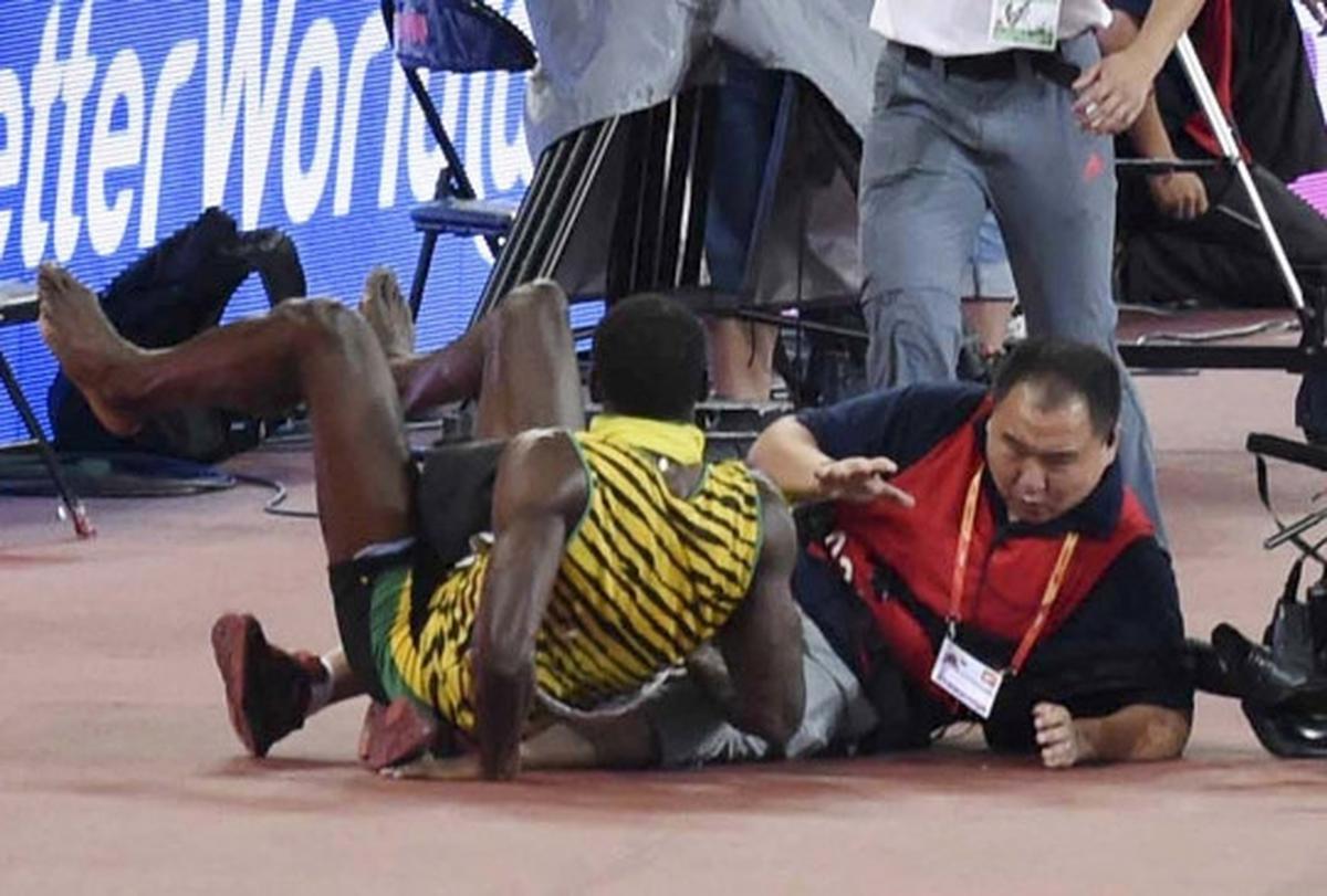Insiden lucu Usain Bolt tertabrak kameramen usai juara lari 200 M