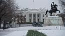 Gedung Putih terlihat dari Lafayette Square di Washington, DC, saat badai salju, Selasa (14/3). Badai salju menerjang kawasan Amerika Serikat timur laut, dari West Virginia hingga Maine, menyebabkan hujan salju lebat di sejumlah tempat (NICHOLAS KAMM/AFP)
