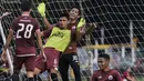 Pemain Persija Jakarta, Maman Abdurrahman, bercanda dengan Rizky Darmawan saat latihan di Lapangan ABC, Jakarta, Jumat (30/3/2018). Latihan ini persiapan jelang laga Liga 1 melawan Arema FC. (Bola.com/Vitalis Yogi Trisna)