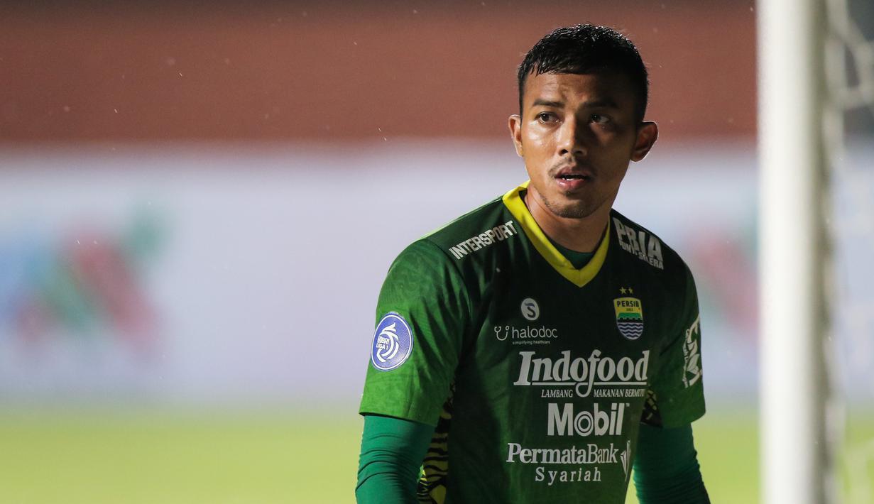 Teja Paku sukses menjadi pilhan Robert Albert di bawah mistar gawang Persib Bandung meski baru dimainkan pada pekan kelima BRI Liga 1 2021/2022 akibat masalah kebugaran. Teja dikenal sebagai penjaga gawang yang memiliki kelebihan pada refleks yang cepat. (Bola.com/Bagaskara Lazuardi)