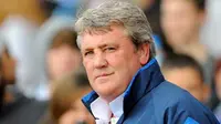 Wigan Athletic manager Steve Bruce takes his seat before the Premier league football match against Blackburn Rovers at Ewood Park, Blackburn, north-west, England, on April 26, 2009. AFP PHOTO/ANDREW YATES.