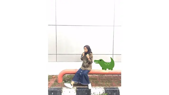 Wanita Ini Minta Fotonya Diedit Tidak Sendiri, 6 Hasilnya Kocak Banget