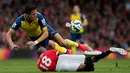 Duel panas terjadi di laga Liga Premier Inggris antara Manchester United dengan Arsenal di Stadion Old Trafford, Minggu (17/5/2015). Manchester United bermain imbang 1-1 atas Arsenal. (Reuters/Phil Noble)