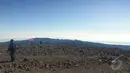 Hamparan langit membiru dengan gumpalan awan seputih kapas menjadi pemandangan menakjubkan di Puncak Mahameru (Liputan6.com/Andi Jatmiko).