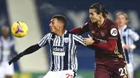 Pemain West Bromwich Albion, Karlan Grant, berebut bola dengan pemain Leeds United, Pascal Struijk, pada laga Liga Inggris di Stadion Hawthorns, Selasa (29/12/2020). Leeds menang dengan skor 5-0. (Shaun Botteril/Pool via AP)