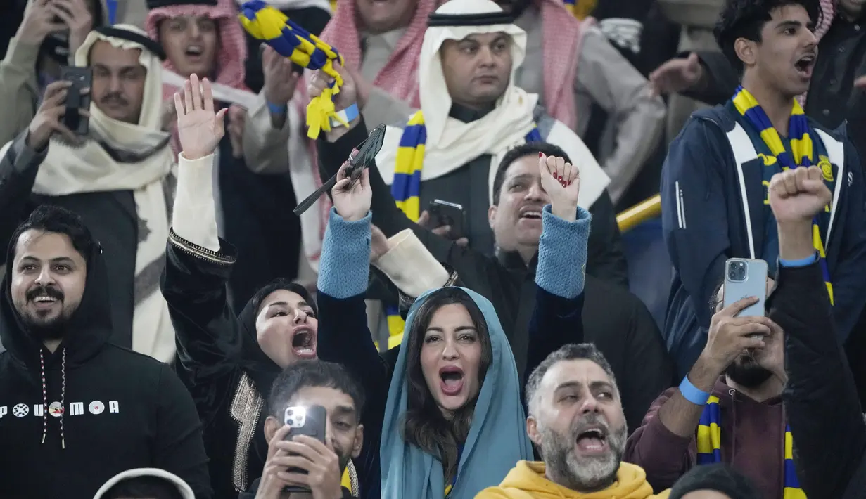 Para suporter berteriak memanggil nama Cristiano Ronaldo saat perkenalan di Stadion Mrsool Park, kandang Al Nassr. (AP Photo/Amr Nabil)