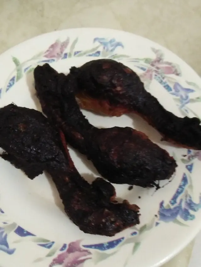6 Potret Masakan Gosong Maksimal, Netizen Sebut Terbakar Api Neraka