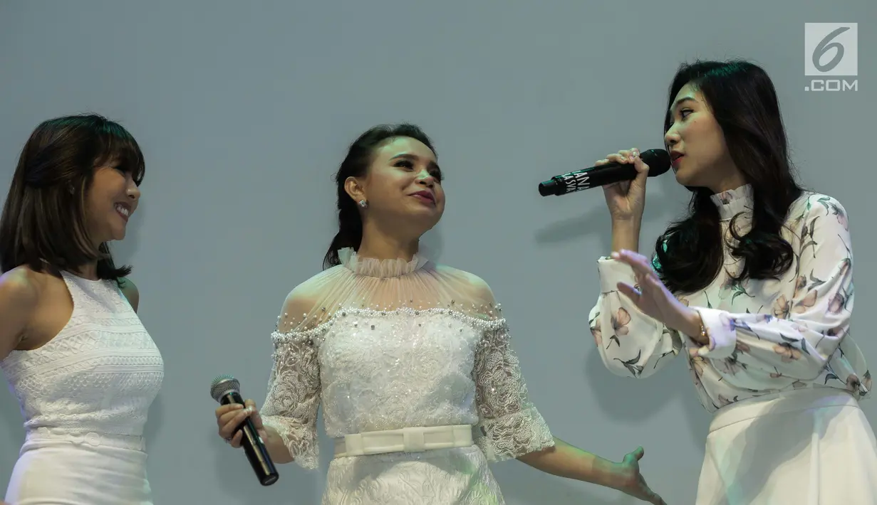 Penyanyi Gisella Anastasia (kiri), Rossa (tengah), dan Isyana Sarasvati (kanan) saat bernyanyi bersama dalam acara konferensi pers Brand Ambassador Oriflame di Jakarta, Kamis (1/2). (Liputan6.com/Faizal Fanani)