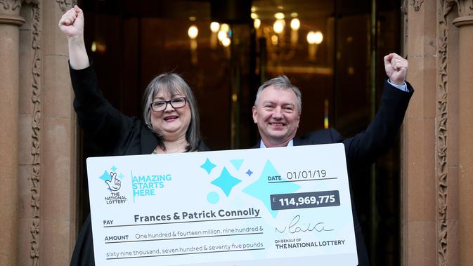 Frances dan Patrick Connolly usai diumumkan sebagai pemenang lotere EuroMillions hari tahun baru di Belfast, Irlandia Utara, Jumat (4/1). Pasangan itu meraih hadiah lotere terbesar dalam sejarah Inggris Raya senilai 115 juta poundsterling (Paul FAITH/AFP)