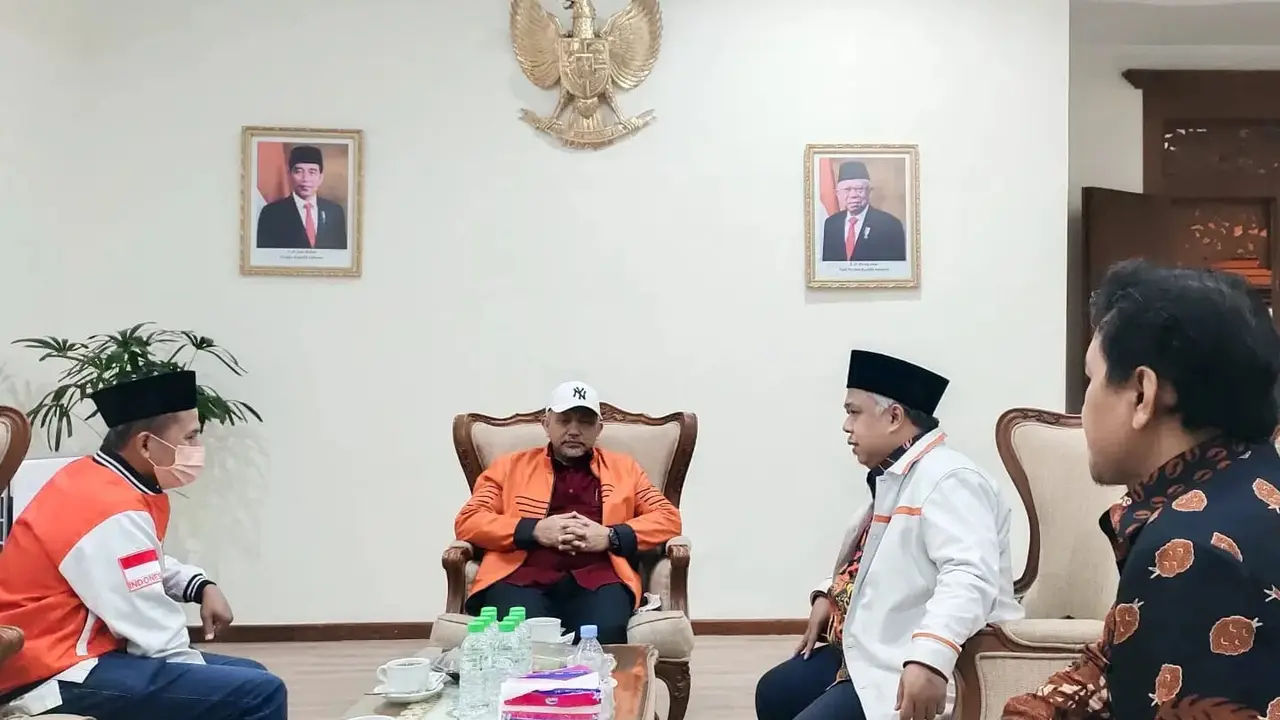 Kang Irwan menyambut kedatangan Presiden PKS Ahmad Syaikhu di Jawa Timur, Kamis (24/11/2022). (Istimewa).