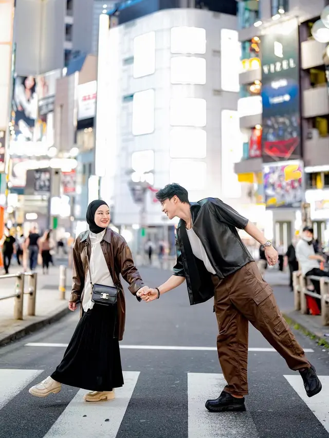 Bak ABG Pacaran, Ini 7 Potret Mesra Dinda Hauw dan Rey MBayang Liburan di Jepang