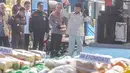 Presiden Prabowo Subianto (kanan) didampingi Kapolri Jenderal Listyo Sigit Prabowo sebelum memusnahkan barang bukti narkoba sitaan Kepolisian Republik Indonesia ke dalam mesin penghancur, di Lapangan Bhayangkara, Mabes Polri, Rabu (29/10/2025). Pemusnahan barang bukti ini diklaim sebagai yang terbesar dalam sejarah Indonesia. Acara yang digelar oleh Polri ini menjadi momentum penting dalam komitmen nasional memberantas peredaran narkoba. (merdeka.com/Arie Basuki)