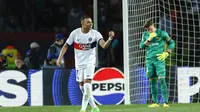 Bomber Paris Saint-Germain (PSG), Kylian Mbappe, merayakan gol yang dicetaknya ke gawang Barcelona dalam leg kedua perempat final Liga Champions di Estadio Olimpic Lluis Companys, Rabu (17/4/2024) dini hari WIB. (AP Photo/Joan Monfort)